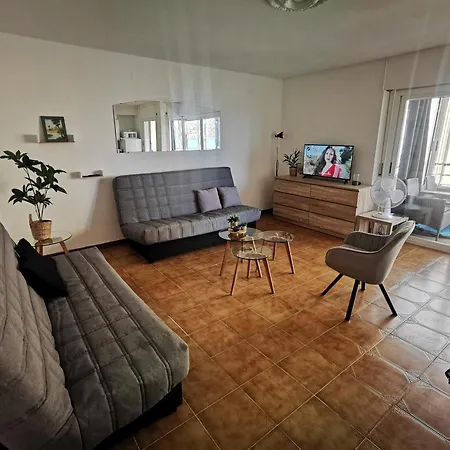 Spacieux Rose Front Et Piscine *