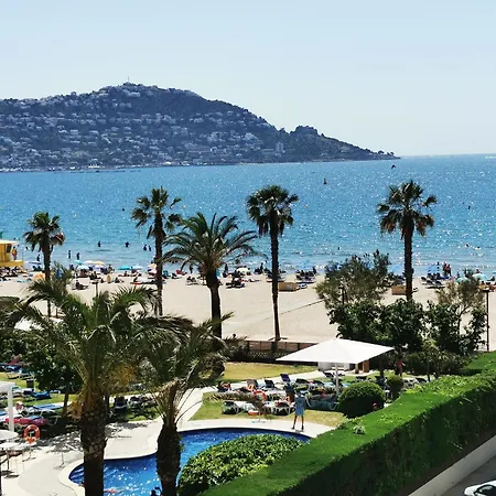 Spacieux Rose Front Et Piscine * Roses