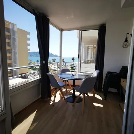 Spacieux Rose Front Et Piscine *