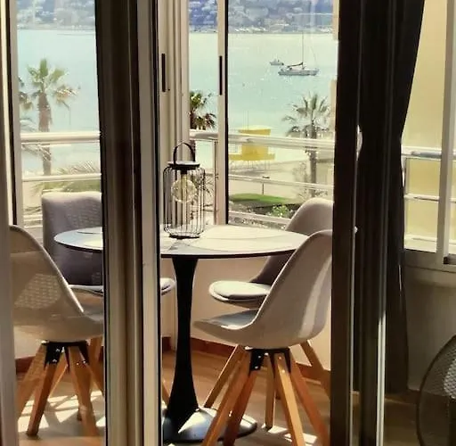 Spacieux Rose Front Et Piscine Daire Roses