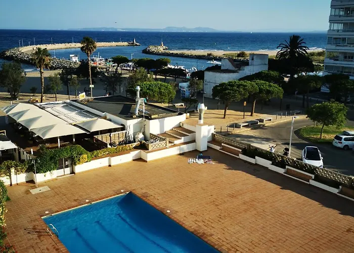 Spacieux Rose Front Et Piscine Daire *