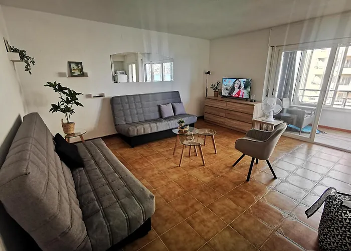 Spacieux Rose Front Et Piscine *