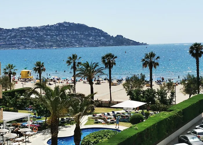Spacieux Rose Front Et Piscine * Roses