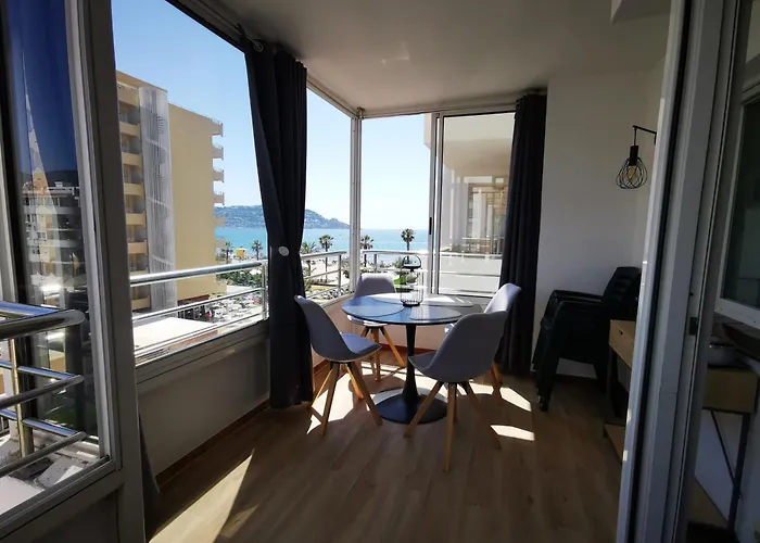 Spacieux Rose Front Et Piscine *