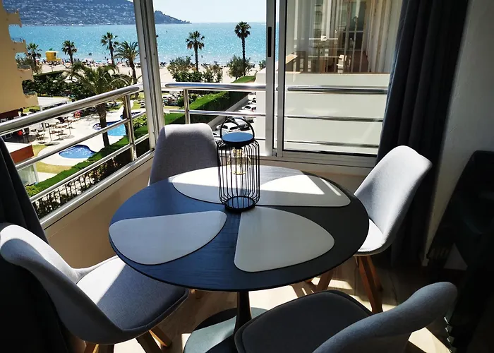 Spacieux Rose Front Et Piscine Daire