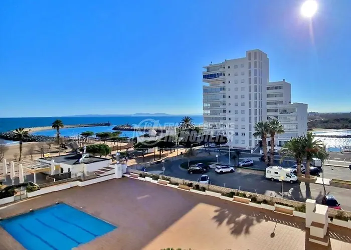 Daire Spacieux Rose Front Et Piscine