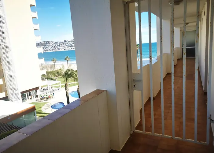 Daire Spacieux Rose Front Et Piscine