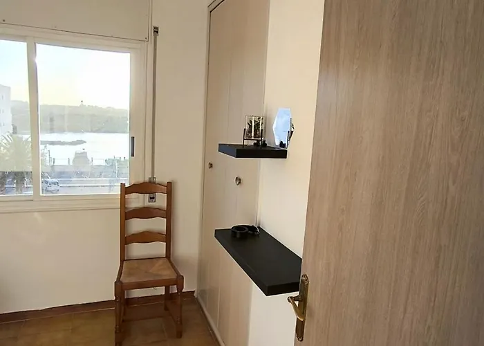 Spacieux Rose Front Et Piscine *